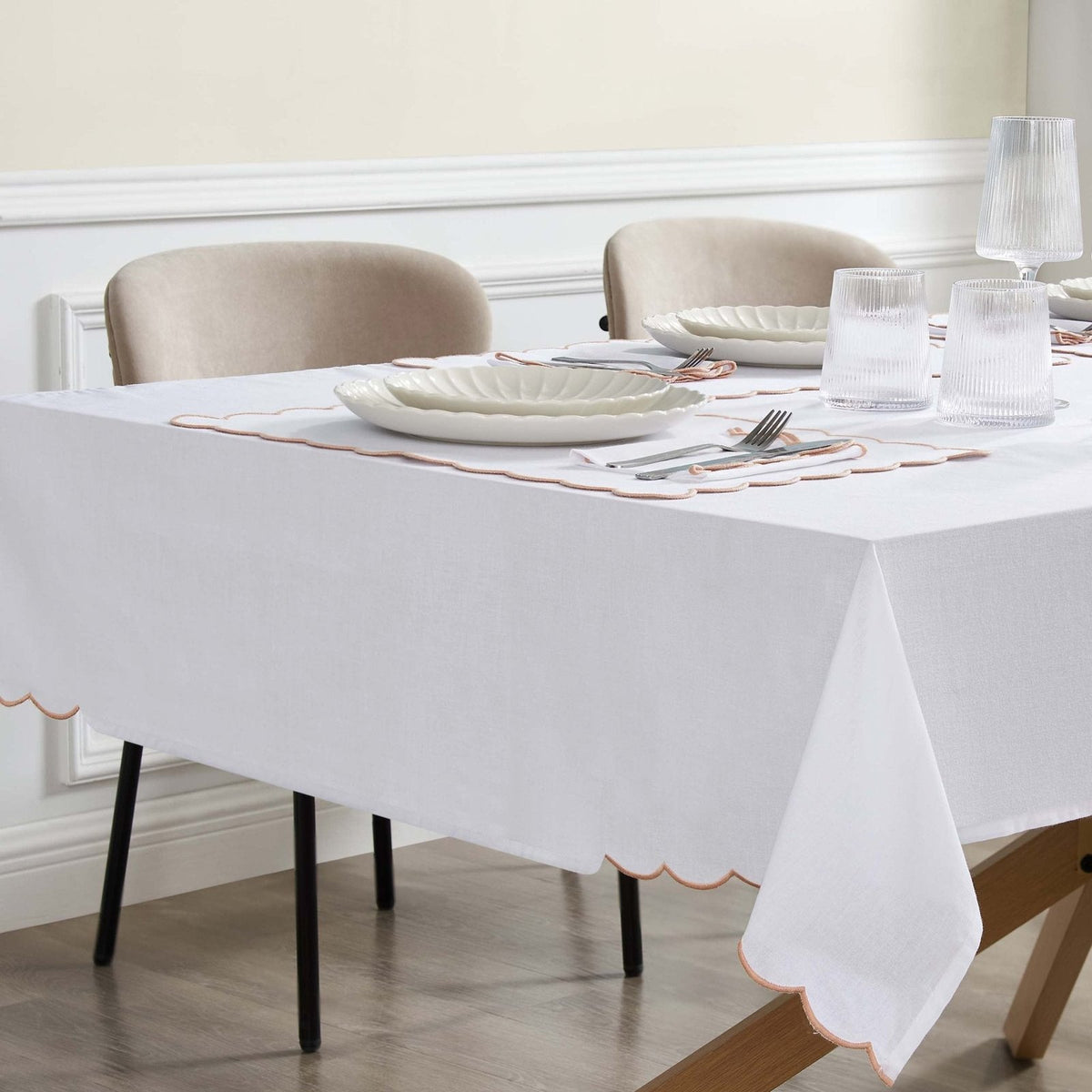 Amor Scallop Edge Tablecloth - Pink Sand