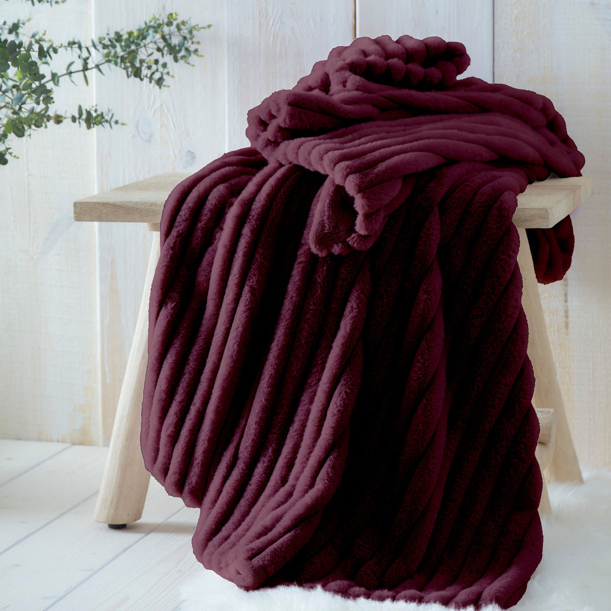 Appletree Hygge Morritz Faux Fur Throw - Burgundy – Laura Ashley UK
