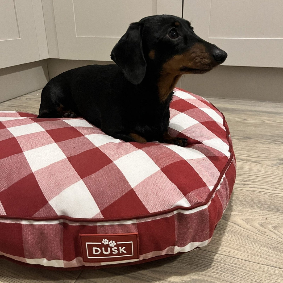 Beau Gingham Love Heart Dog Bed - White/Red – Black & Feather